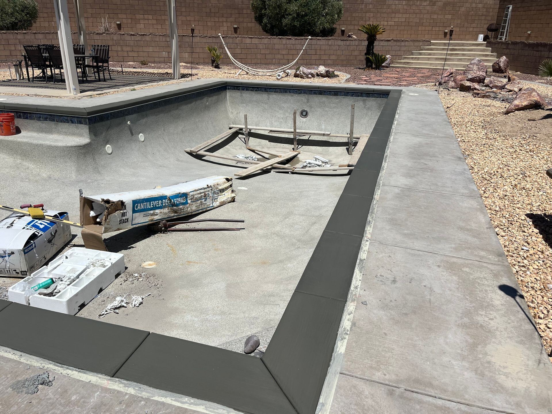 Outdoor living edge